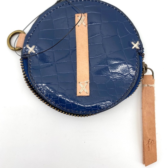 NEW FREE PEOPLE REPTILE PRINT LEATHER ZIP POUCH - Picture 2 of 5